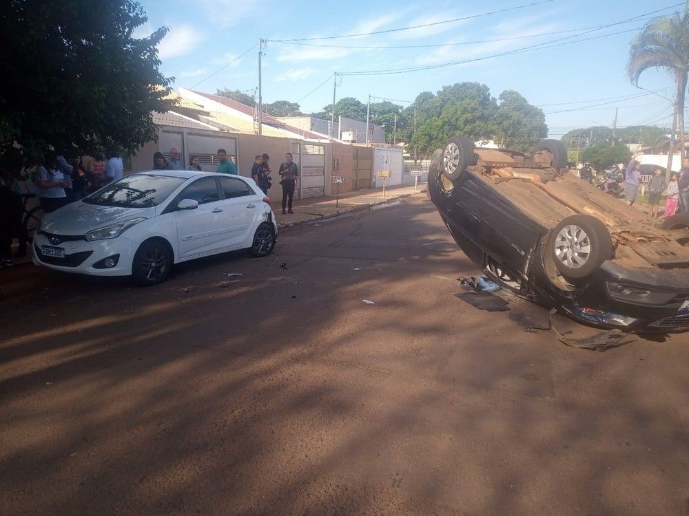 Motorista Se Distrai Livros Capota Carro E Sai Ileso Veja Aqui Ms