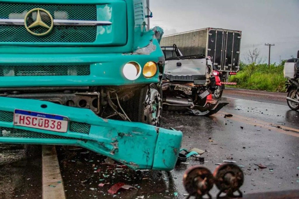 Engavetamento entre carreta-cegonha, caminhões e moto deixa uma