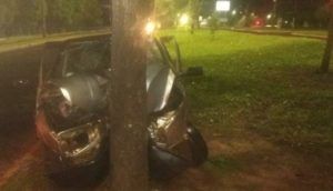 Vítima bateu carro de frente com árvore. 