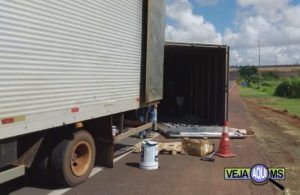 Caminhão tomba na BR-163 após motorista 'cochilar' ao volante